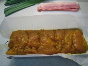 Opět vrstva masa a slaniny